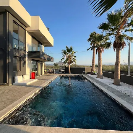 The Pool House Time Monthly Welcome דלמן